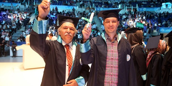 Baba ve oğlun Üsküdar Ünivsersitesi Optisyenlik bölümü mezuniyeti